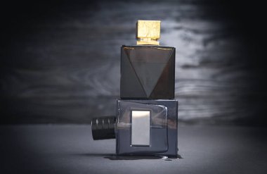 Siyah arka planda parfüm şişeleri.