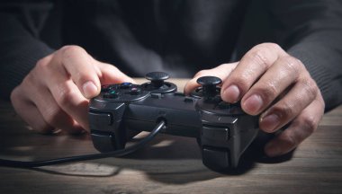 Elinde joystick tutan beyaz bir adam. Oyun bitti. Bağımlılık