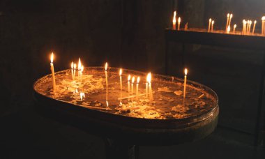 Kilisede mum yakmak..