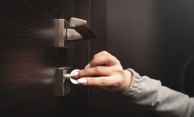 Kadın eli evde bir kapıyı kapattı..