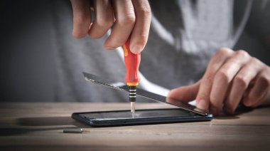 Teknisyen akıllı telefonu tamir ediyor. Onarım servisi