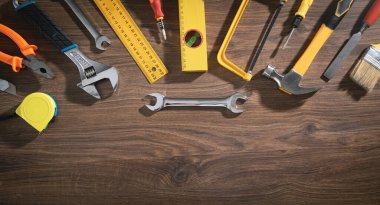 Ahşap arka plan üzerinde çalışma araçları.