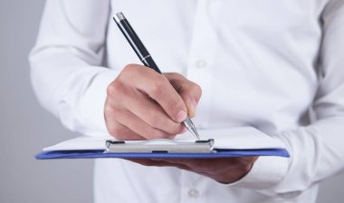 İş adamı panoya yazıyor. İş konsepti