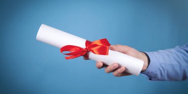 Kırmızı kurdeleli bir erkek diploması..