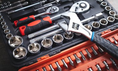 Bir alet çantasının arka planı. Farklı boyutlarda anahtarlar