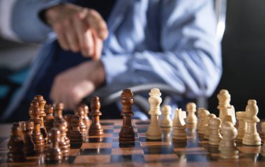 Satranç tahtasındaki satranç taşları. Satranç oyunu