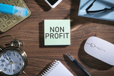 Alarm saati ve diğer nesnelerle birlikte yapışkan notta kâr amacı gütmeyen.