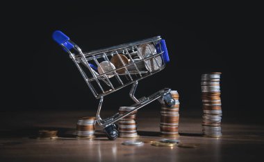 Bozuk paralı küçük bir alışveriş arabası..