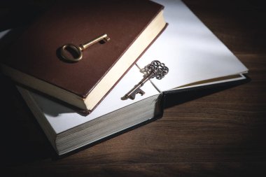 Kitaplar ve eski anahtarlar ahşap masada..