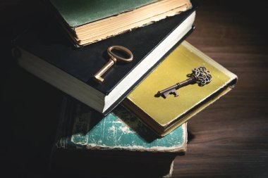 Kitaplar ve eski anahtarlar ahşap masada..