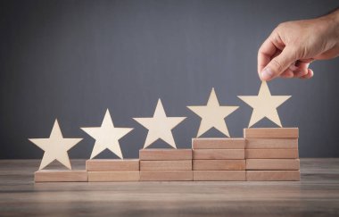 Tahta blokta erkek el ele tutuşan yıldız. Reytingleri yükselt