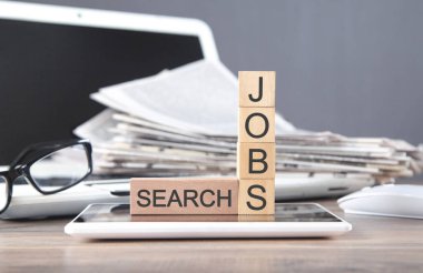 Gazeteli ahşap küplerde iş aramaları.