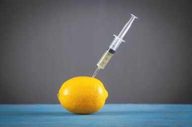 Şırınga ve limon. Genetik değişiklik