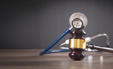 Yargıç Tokmak ve steteskop tahta masada..