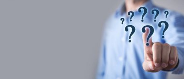 Erkek el ele tutuşan soru işaretleri.