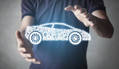 Adam araba modelini koruyor. Araba Sigortası