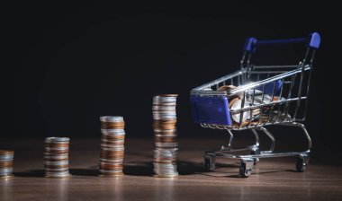 Bozuk paralı küçük bir alışveriş arabası..