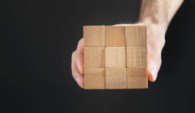 Erkek el boş küpleri gösteriyor.