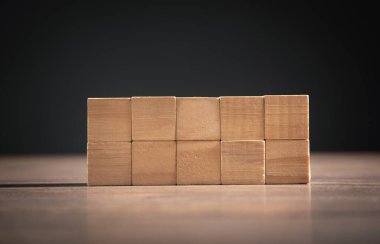 Masaya boş tahta küpleri koy..