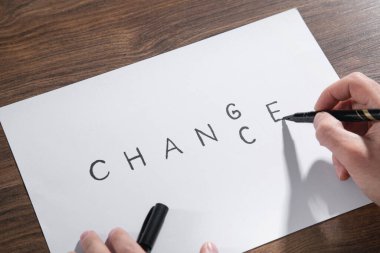 Adam, Chance metnini bir kalemle değiştirir.