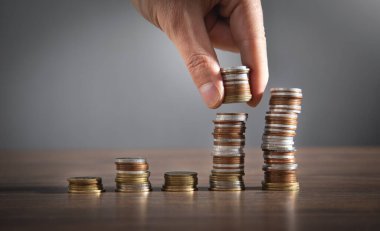 Erkek el bozuklukları istifliyor. Para biriktiriliyor