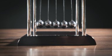 Newton 'un tahta masadaki beşik topları. İş dünyası