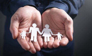 İnsan eli kağıt kesiği aileyi gösterir..