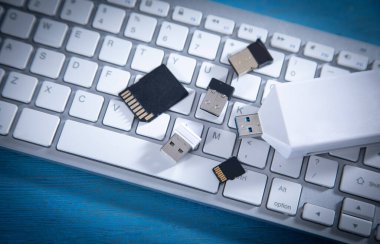 Bilgisayar klavyesindeki flash disk ve hafıza kartları. 