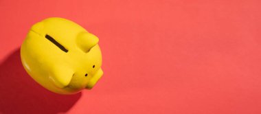 Kırmızı kağıtta sarı kumbara..