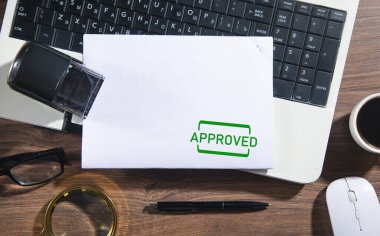 Onaylanmış pul ve iş nesnelerine sahip belge.