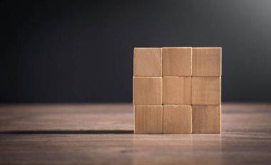 Masaya boş tahta küpleri koy..