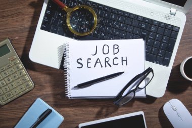 Not defterindeki görev arama metni bir büyüteç, kalem ve diğer nesneler ile.