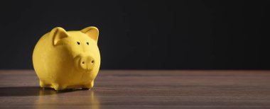 Sarı kumbara masanın üstünde..