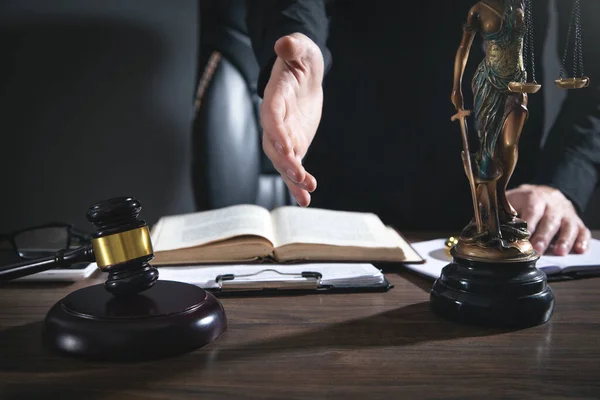 Erkek yargıç tokalaşmak için elini uzatıyor.