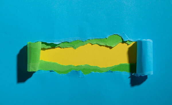 Зеленая, желтая, синяя рваная бумага. Пространство для текста