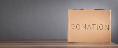 Bağış kutusu ahşap masada..