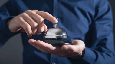 Ofiste erkek el ele tutuşma zili.