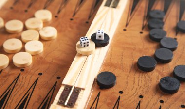 Zarlı rakamlar. Tahta tavla tahtası oyunu