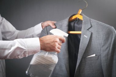 Temizlik sıvısı dezenfektan kullanan bir adam..