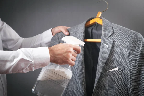 Temizlik sıvısı dezenfektan kullanan bir adam..