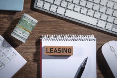 Tahta blokta hesap makinesi ve para kiralama sözcüğü.