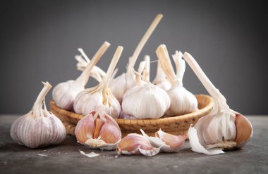 Arkaplanda sarımsak soğanı var..