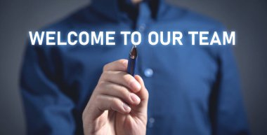 Adam, ekibimize hoş geldin mesajı yazıyor..