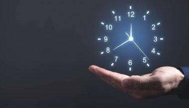 Erkek eli saati gösteriyor. Zaman Yönetimi