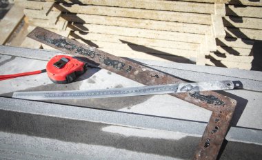 Ölçü bandıyla ev inşaatı için fayanslar.