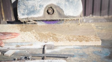 Elektrikli fayans kesme makinesi. İnşaat. İş