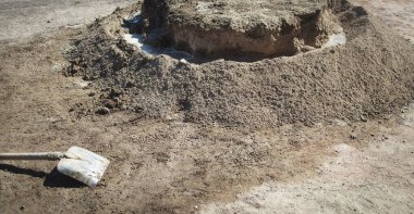 Çimentoyla kürek. İnşaat alanı