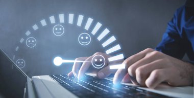 Erkek el bilgisayarda klavye kullanıyor. Müşteri duygularının tatmin ölçeği