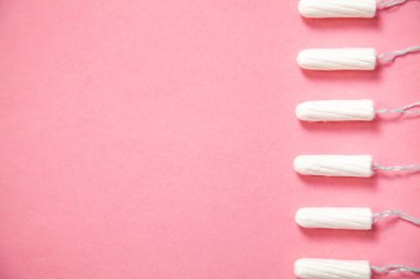 Pembe arka planda adet tamponu.