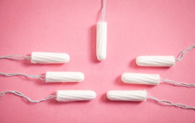 Pembe arka planda adet tamponu.